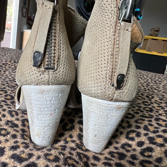 Dolce Vida Size 8 distressed open toe heels - Picture 5 of 6